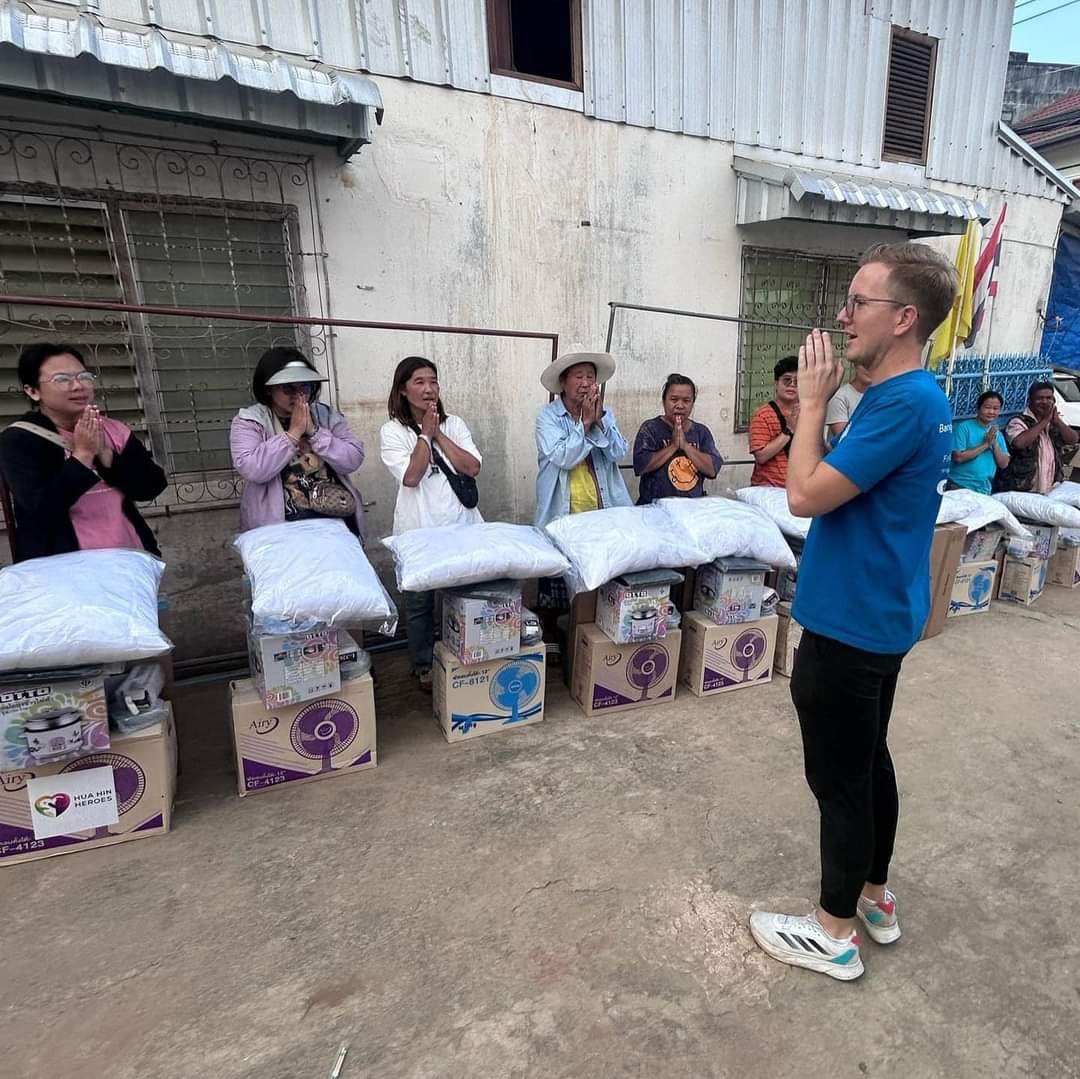 KhaosodEnglish's tweet photo. Expat volunteers from #Bangkok Community Help Foundation continue to help with post-flood donations to Mae Sai residents.
"Weโre here for you. As long as itโs needed, whatever it takes โค๏ธ," wrote Friso Poldervaart, a key member, on FB Sun. #Thailand
#bangkokcommunityhelp #Maesai https://t.co/YKRC1SXmi1