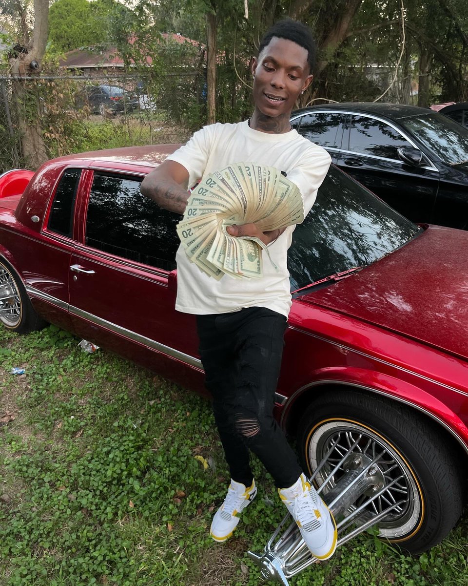 kameoo9002's tweet photo. Bitch say she like nigga with money she know lil kam got plentyyyy 😁😁🤑 #DaMoneyPrinter🫢 https://t.co/sJAjXjP3We