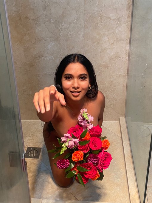 Watch MiaZ's leaked NSFW photo on TwXstars