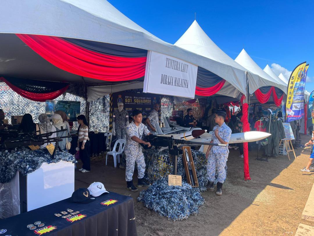 “Cooperation is always more powerful than competition”

8 Nov 24 - Karnival Civil-Military Cooperation(CIMIC) telah berlangsung di Putatan bertujuan mengeratkan hubungan antara tentera dan orang awam. Ia dirasmikan oleh Menteri Pertahanan, YB Dato’ Seri Mohamed Khaled bin Nordin.