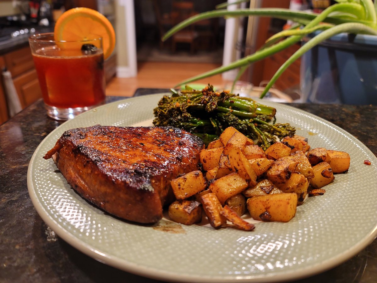 GoodOldAndy's tweet photo. I hope your weekend is going well. We went for a pan-seared medium rare tuna with broccoli and Texas taters. The Jack Daniel’s Barrel Proof Rye #OldFashioned made a great pairing.
#foodie #food #youcancook #cookathome #whiskey #rye
@JackDaniels_US
@brownforman @bourbenthusiasm
@d_tao
@bourbonpodcast1
@bourbonbrother
@bourbonpursuit
@bourbonscript
@bourbon
@thebourbonnews
@onlybourbonfans
@bourbonbunker01
@bourbonhooks
@brbnclub
@gotta_be_ellis
@muddyinindy