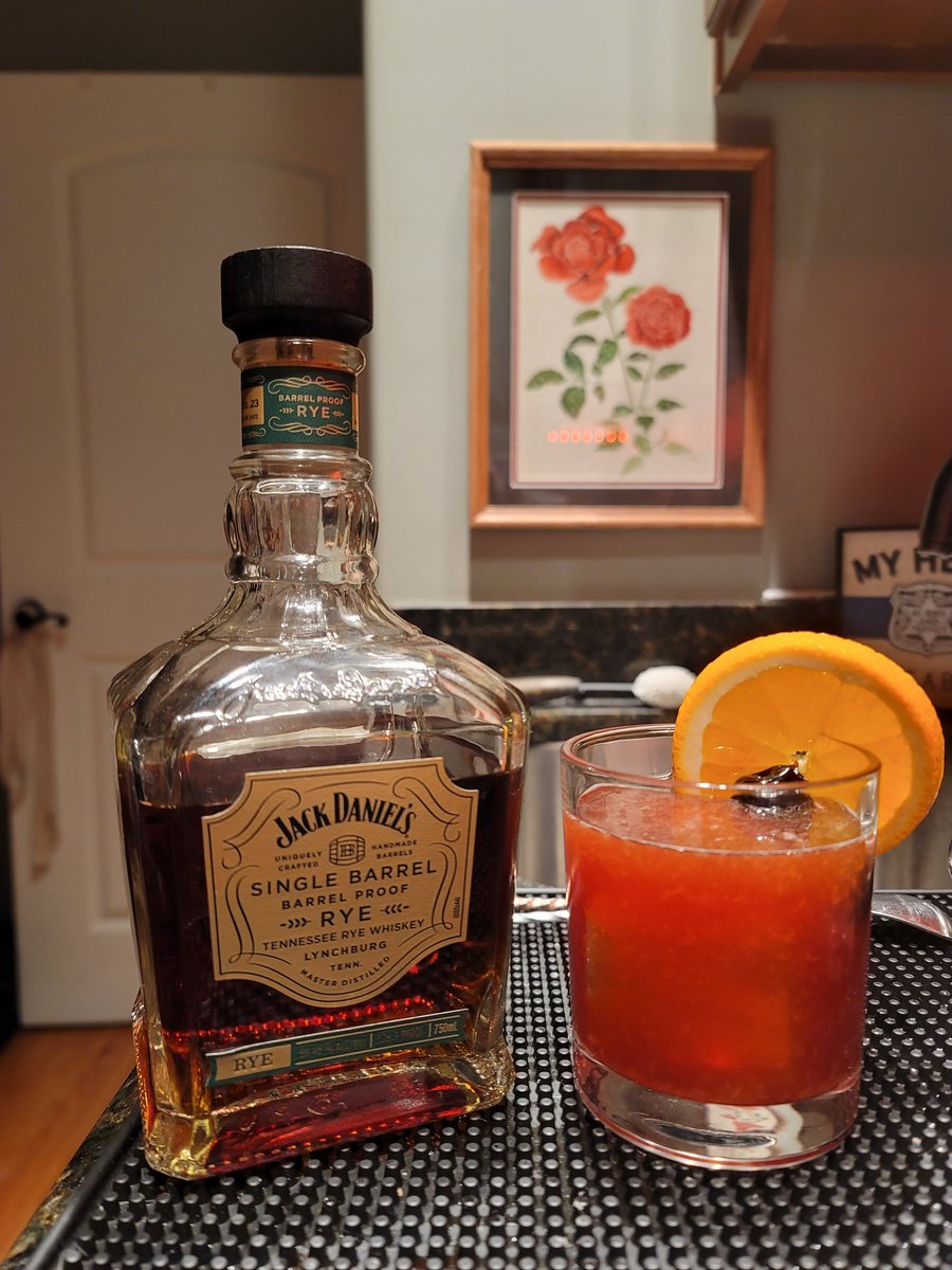 GoodOldAndy's tweet photo. I hope your weekend is going well. We went for a pan-seared medium rare tuna with broccoli and Texas taters. The Jack Daniel’s Barrel Proof Rye #OldFashioned made a great pairing.
#foodie #food #youcancook #cookathome #whiskey #rye
@JackDaniels_US
@brownforman @bourbenthusiasm
@d_tao
@bourbonpodcast1
@bourbonbrother
@bourbonpursuit
@bourbonscript
@bourbon
@thebourbonnews
@onlybourbonfans
@bourbonbunker01
@bourbonhooks
@brbnclub
@gotta_be_ellis
@muddyinindy