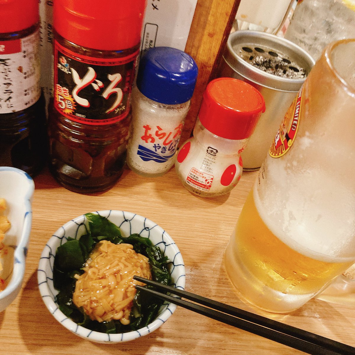 友達のスリランカ人が朝7時に電話してきて、ご馳走してやるから、さっさと新宿こいって言うから仕方なく行ったら晩杯屋デビュー戦に招待された
どうしても行ってみたかったらしい
スリランカvs日本の戦いが始まったわ

卓上に味の素って神かよ
何はともあれご馳走になります

#国際試合
#晩杯屋