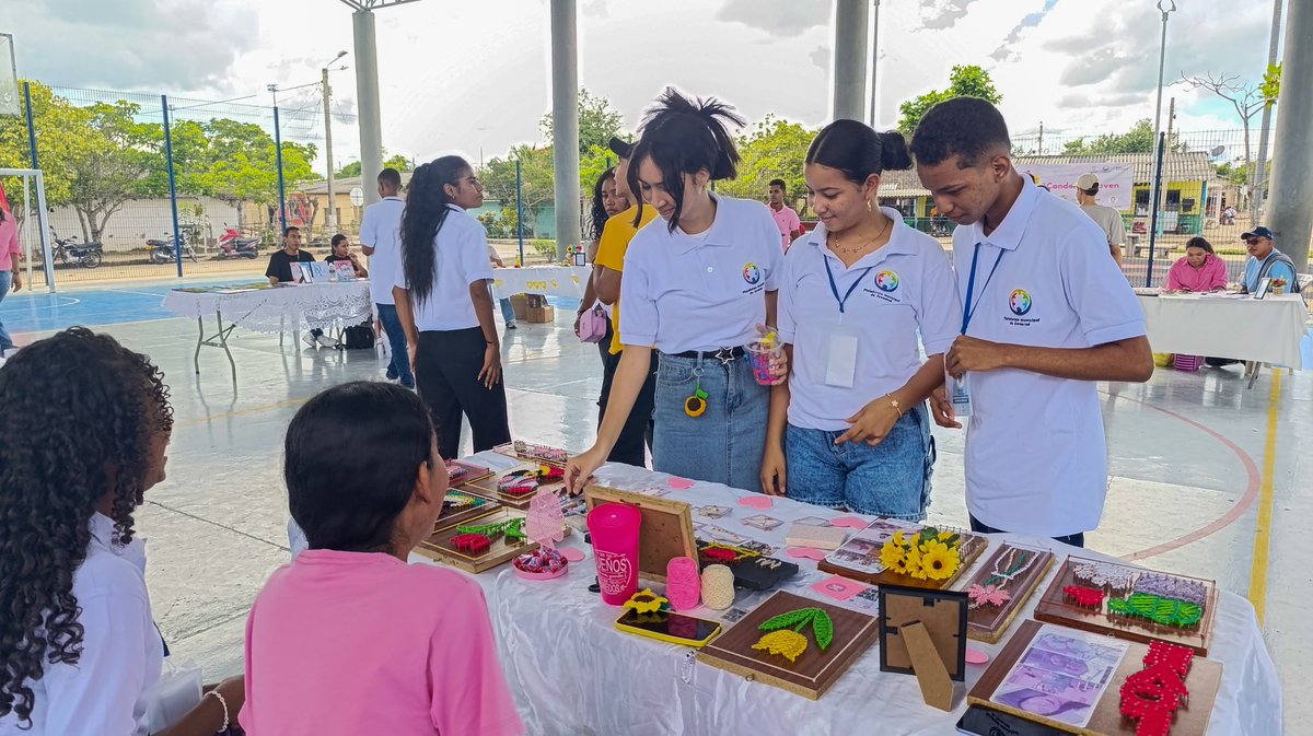 CandelariaAtl's tweet photo. #CandelariaJoven | Éxito total desde la organización, posicionamiento y ventas tuvo la Feria de Emprendimiento Juvenil 📿.

Los jóvenes tuvieron el espacio para mostrar sus productos, captar clientes y aumentar sus ingresos💱. https://t.co/Fqrv5FICBW