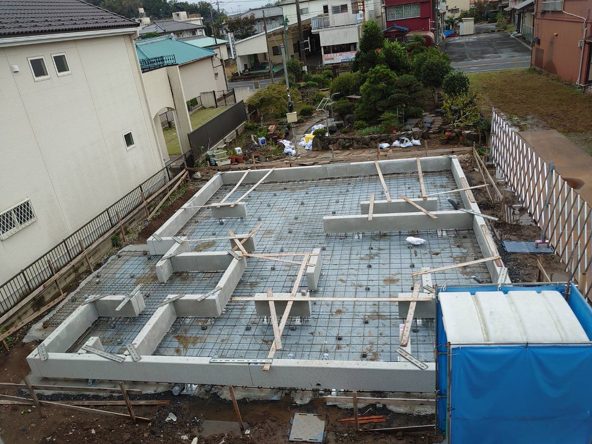 基礎工事が始まりました。うちはPC工法という方法です。
基礎の立ち上がり部分を工場で造ってもってくるんだそうです

#住友林業の家
#BF工法
#住友林業木更津営業所
#新築木造住宅