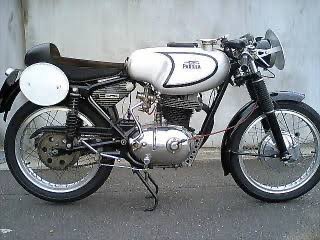 前RT、ロイヤルエンフィールドのハンター、フレームやサイドカバーの感じから見るとパリラのGS250レプリカ作るベースに向いてそう…誰かやらんかしら(‾▽‾;) 