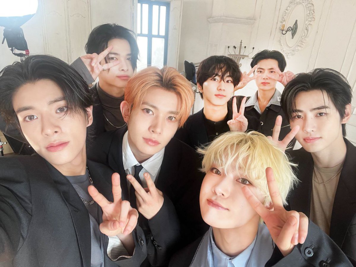 PRODBYENGENE's tweet photo. ENGENEs, today is Comeback day! 💙 Let's multitask and focus both on the Comeback and MAMA voting. 평엔! 평엔!

I vote #ENHYPEN on #2024MAMAVOTE https://t.co/tUJdZXH7pG