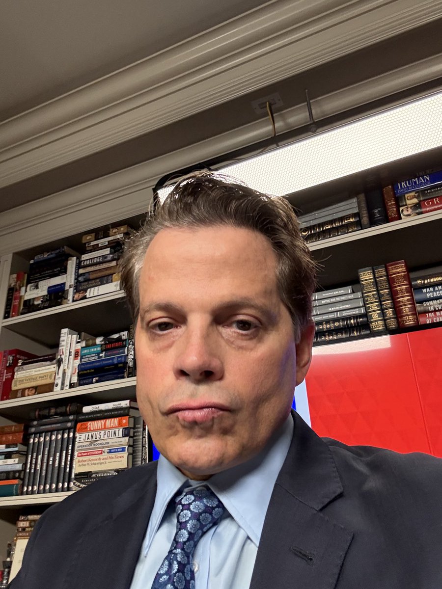 Scaramucci's tweet photo. Getting ready to join @cnn ⁦@kaitlancollins⁩ coming up next https://t.co/GRQJ1s2xvC