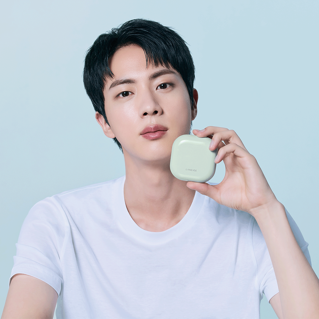 Laneige_japan's tweet photo. 50時間*¹崩れにくい、ナチュラルなセミマット肌へ✨
ネオクッションはスキンケア成分70％以上*²配合で、うるおいを長時間キープして崩れにくさが向上したクッションファンデ。

少量でハイカバーなので、薄く塗り重ねるとナチュナルは素肌感を演出できます◎

*¹ 当社調べ
*² 水を含む

#LANEIGE #ラネージュ #韓国コスメ #美容 #コスメ #韓国スキンケア #JIN #LANEIGEandJIN #ネオクッション #ネオクッションマット #NEOCUSHION #クッションファンデ