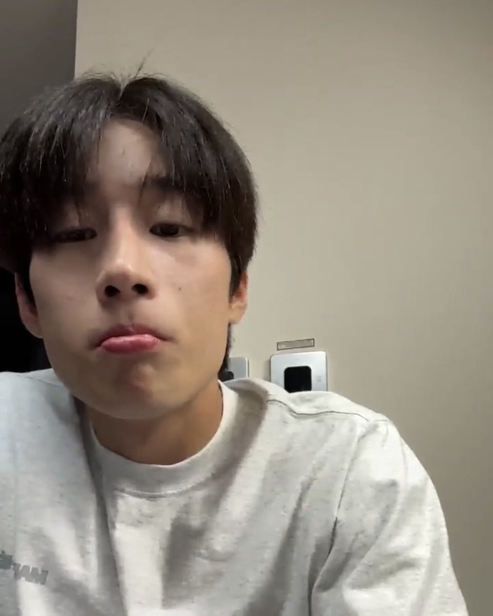 swoovely's tweet image. no one is as cute as him 🫳🏻