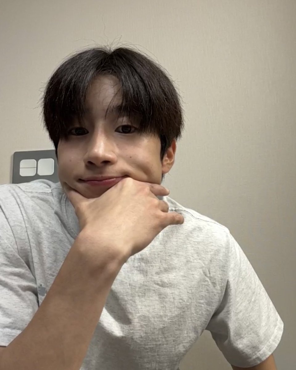 swoovely's tweet image. no one is as cute as him 🫳🏻