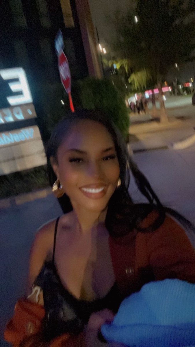 Sassyyy97's tweet photo. Smart &amp; Classy🧡 https://t.co/8k8IfcTXvi