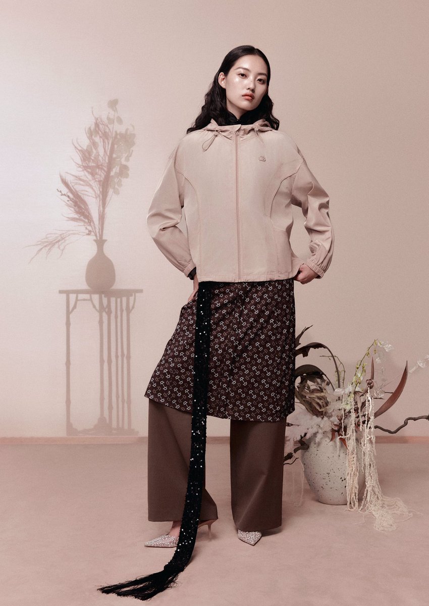 juzui_official's tweet photo. 𝐉𝐔𝐙𝐔𝐈 2024 Fall Collection
The craftsmanship of the minimalist cut and fabric selection, to express the exquisite elegance of fashion.
From the practical point of view, to convey a indifferent attitude to life.
#JUZUI #2024fall #fashion https://t.co/gg8YdTVsPM
