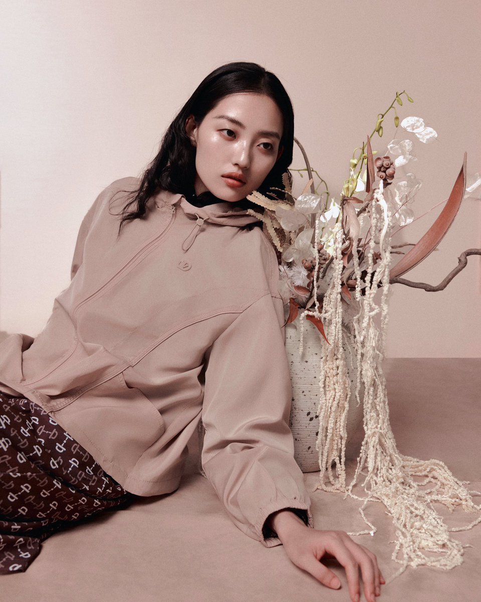 juzui_official's tweet photo. 𝐉𝐔𝐙𝐔𝐈 2024 Fall Collection
The craftsmanship of the minimalist cut and fabric selection, to express the exquisite elegance of fashion.
From the practical point of view, to convey a indifferent attitude to life.
#JUZUI #2024fall #fashion https://t.co/gg8YdTVsPM