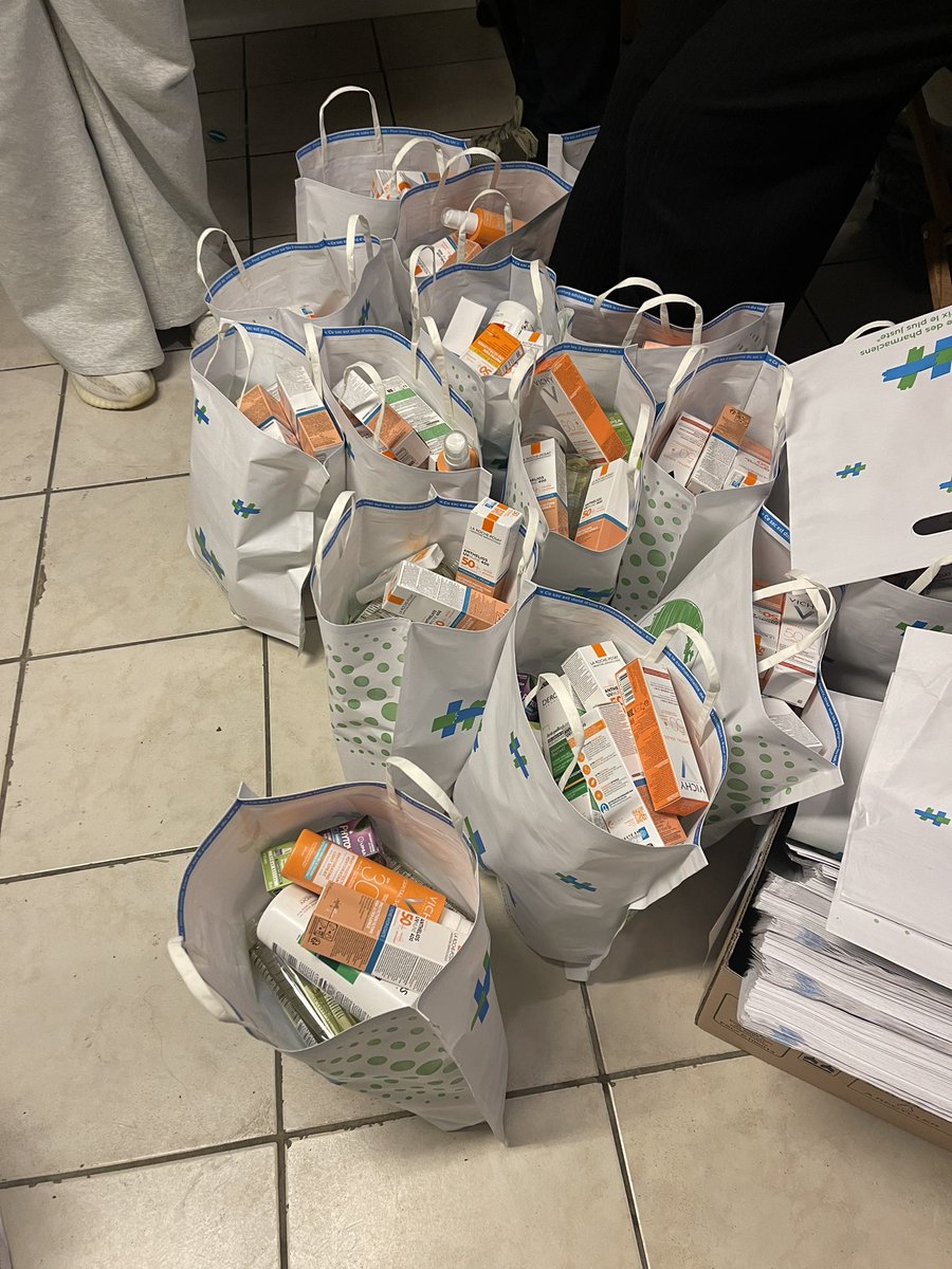 nesrineparis's tweet photo. Merci à mon ami @sami_tblh et à son équipe @phsolidaires pour ces dons de produits pharmaceutiques.
Une 100 de sacs ont pu être distribués aux sdf,étudiants et familles en précarités .
En ces tps de plus en dur ,merci à ts nos partenaires qui nous aident dans nos actions ☺️ https://t.co/m3mCJMXyJn