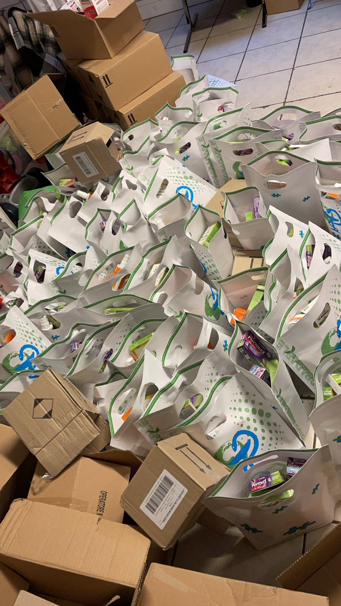 nesrineparis's tweet photo. Merci à mon ami @sami_tblh et à son équipe @phsolidaires pour ces dons de produits pharmaceutiques.
Une 100 de sacs ont pu être distribués aux sdf,étudiants et familles en précarités .
En ces tps de plus en dur ,merci à ts nos partenaires qui nous aident dans nos actions ☺️ https://t.co/m3mCJMXyJn