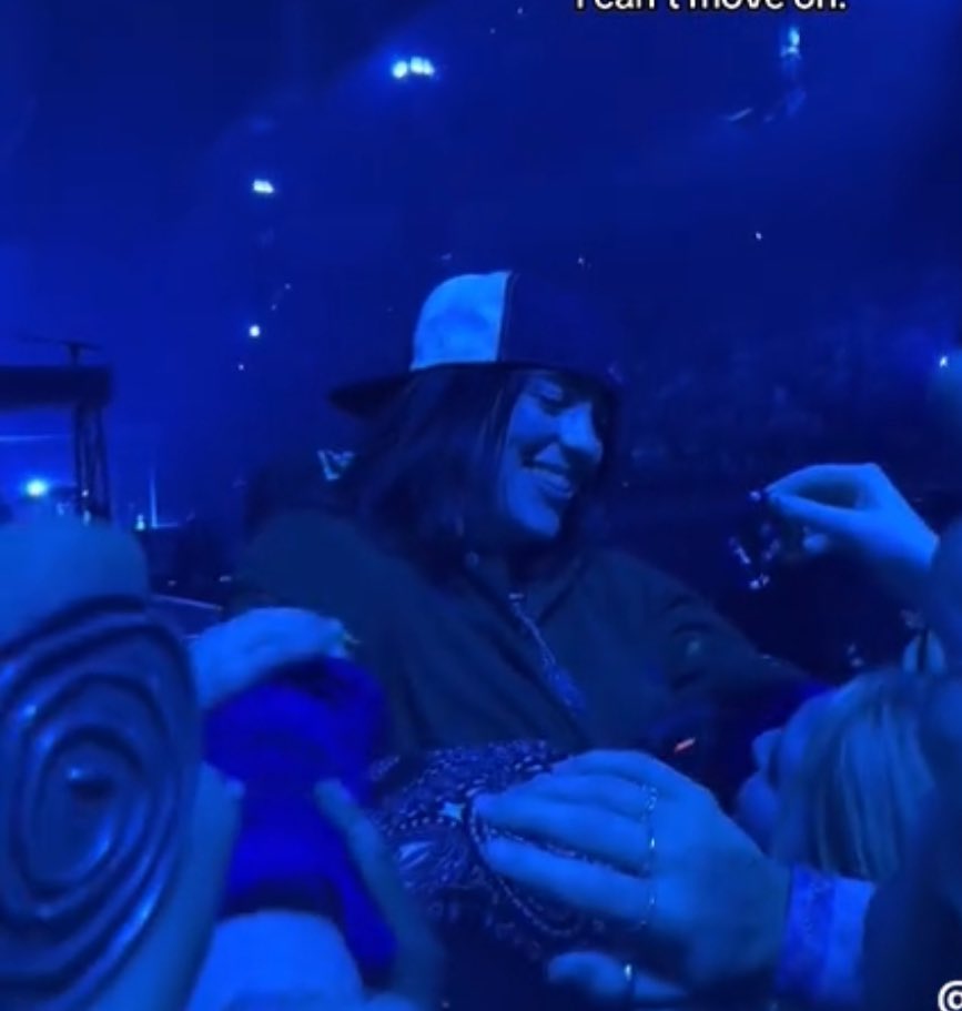 keepusatisfied's tweet image. EVERY NEW ANGEL AND VIDEO OF ME HUGGING BILLIE HAS ME GOING INSANE