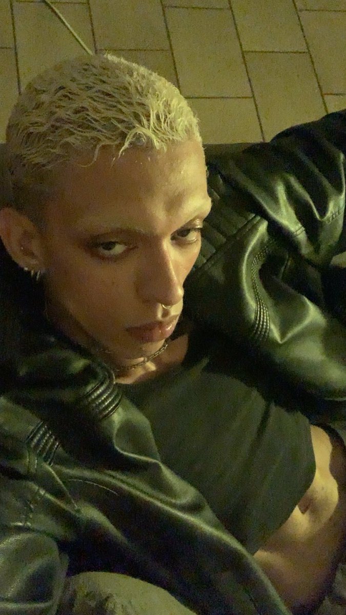 shinebambi2's tweet photo. 🖤💋 https://t.co/RbJPnFNG6s