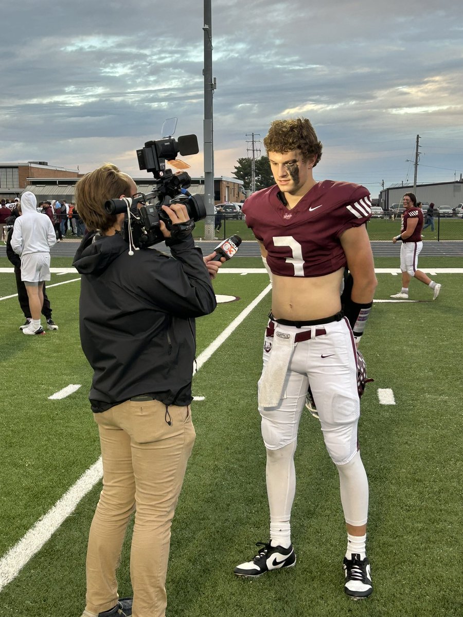 Dan3isenmenger's tweet photo. Big win!! Proud of the boys for coming up with the “upset” win! Excited and grateful to get to keep playing! Nashville at home next week. @UnityFootball @UnityRockets @IlliniPrairie @ngpreps @mdaniels_NG @EDGYTIM https://t.co/jAEhrsXlBE