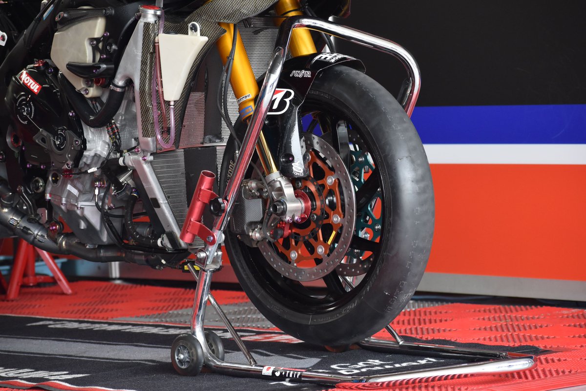 ヨシムラさんのオーバークール対策のキャリパーカバー。
抵抗も考慮されてカッコイイ！