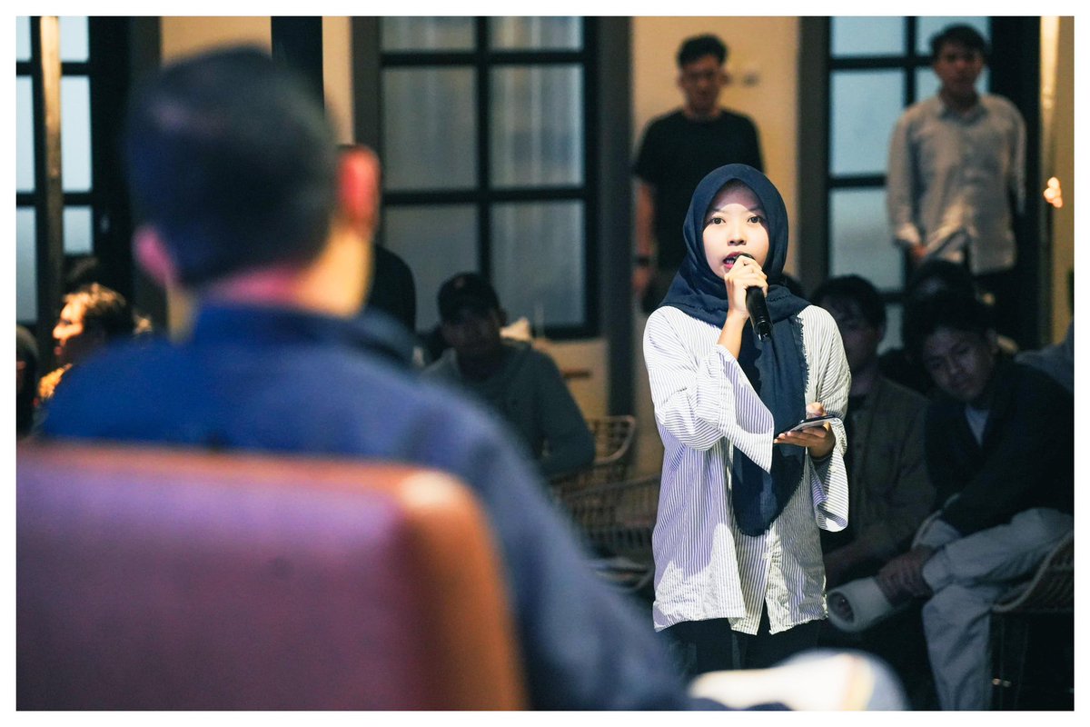 aniesbaswedan's tweet photo. Demokrasi memang berisik, ribet dan sering melelahkan, tapi justru itulah kekuatannya. Keriuhan suara dan perdebatan adalah tanda demokrasi sehat, yang tanpanya kita akan berisiko jatuh ke dalam tirani. Sedangkan kerumitan proses demokrasi mencerminkan bahwa setiap sudut pandang masyarakat yang kompleks turut dipertimbangkan dalam pengambilan keputusan.

Mengawal “keriuhan” demokrasi ini penting karena demokrasi tidak berjalan otomatis dan terus menerus, tapi bisa melemah. Anak muda, dengan sisa usia hidup yang masih panjang, jelas punya kepentingan mengawal demokrasi negara ini. Anak muda, dengan penguasaan teknologi dan kreativitas tinggi, jelas punya modal kekuatan untuk mengawal demokrasi negara ini.

Maka, aktiflah berpartisipasi: ikuti perkembangan isu nasional dan lokal, ajak teman berdiskusi, bantu lawan disinformasi dan pembodohan, serta berani suarakan pendapat. Jangan ragu untuk ikut turun tangan menentukan masa depan bangsa.

@humaniesproject