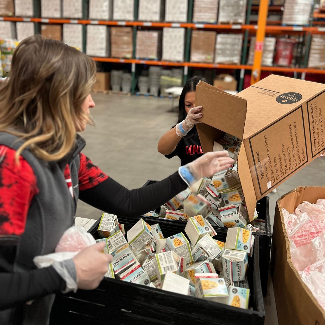 unlvfoundation's tweet photo. Our new division volunteer program kicked off this month, starting with @threesquarelv! 16 team members put together more than 1,400 grab bags that will be passed out to children at schools across the Clark County School District who are food insecure. #HungerFreeSNV https://t.co/g89xPVGe7G