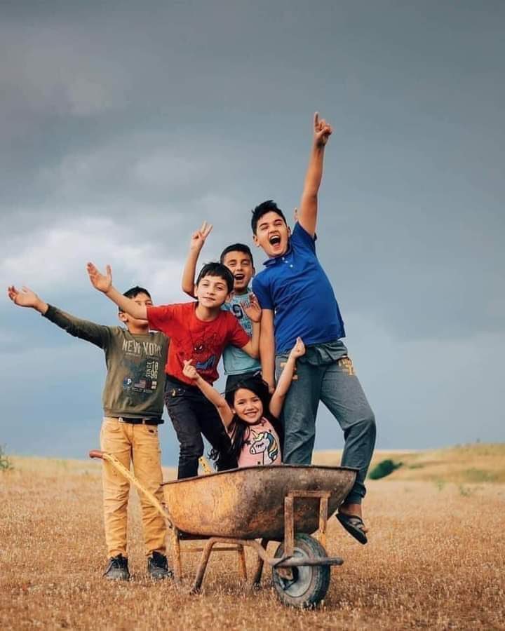 Güneşin doğduğu her ufukta umut'a giden bir yol mutlaka vardır...

Umut dolu yarınlara….

#rojbaş #günaydın