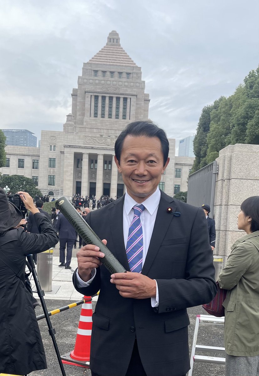 先ほど #れいわ新選組 の仲間の方々とともに衆議院初登院を済ませ、３期目の議員バッジを頂きました。皆さんのお陰で再び衆議院議員として活動できること、改めて感謝を申し上げます。沢山のボランティアの方々が応援に来てくださっていました。
#さかぐち直人
#岐阜３区