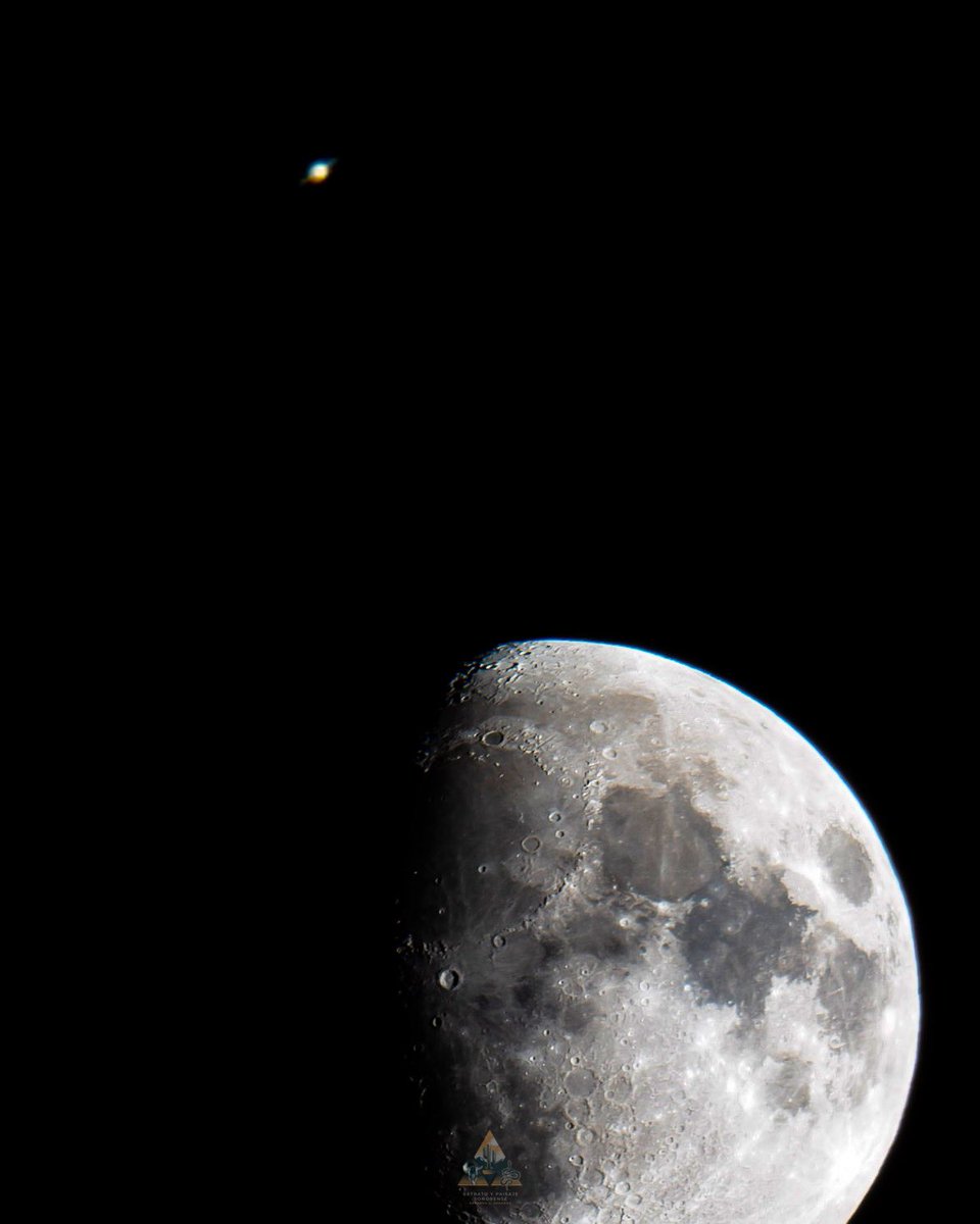 ¡Qué maravilla!
#Conjunción de #Saturno y la #Luna.

Vía: <a href="/GGerardox2/">Gerardo L Gerardo-Fotografia</a>.