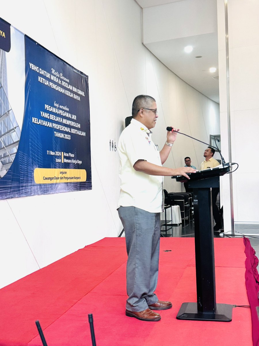 Ir. Ust. Hazery (@ezryir) on Twitter photo 🌙11 Nov 2024 | Memimpin Doa’ Majlis Meraikan 145 Pegawai JKR yg mendapat Pengiktirafan Kelayakan Profesional Bertauliah (Ir./Ar./Sr.)
Majlis ini telah dimulakan dgn ucpn YBhg Datuk Wira KPKR & penyampaian Sijil
<a href="/Esa1Ibrahim/">IbrahimEsa1</a>
<a href="/suhailimansor/">Suhaili</a>
<a href="/Ar_Azman_5167/">Ar AzmanHashim</a>
<a href="/masribaharuddin/">Masri Bin Baharuddin</a> 🌙11 Nov 2024 | Memimpin Doa’ Majlis Meraikan 145 Pegawai JKR yg mendapat Pengiktirafan Kelayakan Profesional Bertauliah (Ir./Ar./Sr.)
Majlis ini telah dimulakan dgn ucpn YBhg Datuk Wira KPKR & penyampaian Sijil
<a href="/Esa1Ibrahim/">IbrahimEsa1</a>
<a href="/suhailimansor/">Suhaili</a>
<a href="/Ar_Azman_5167/">Ar AzmanHashim</a>
<a href="/masribaharuddin/">Masri Bin Baharuddin</a>