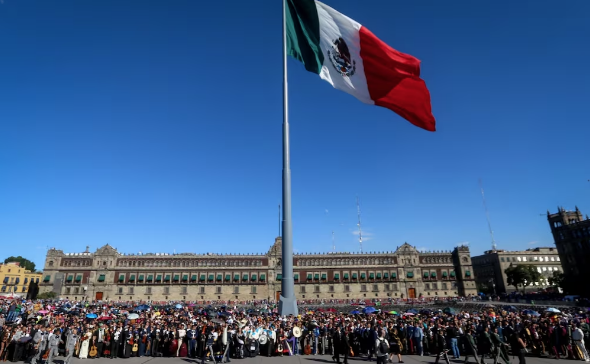 tabascoaldiamx's tweet photo. ¡Récord mundial de mariachis en el Zócalo! Mil 122 músicos entonaron juntos El Son de la Negra, Cielito Lindo y El Rey, llevando la música mexicana al mundo 🌎🎶 #Mariachi #CDMX @CANACOMexico @GobCDMX #OrgulloMexicano https://t.co/DcQpb4SojR