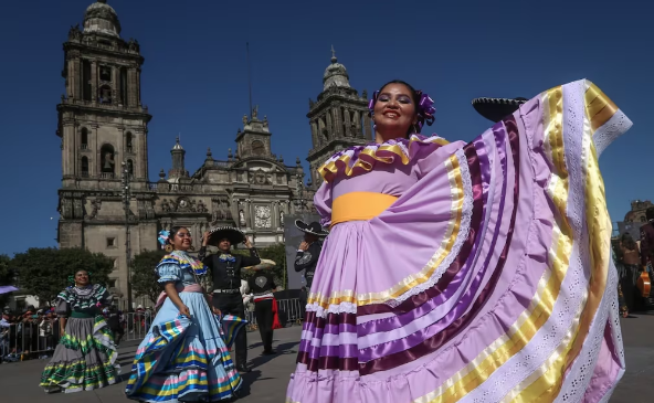 tabascoaldiamx's tweet photo. ¡Récord mundial de mariachis en el Zócalo! Mil 122 músicos entonaron juntos El Son de la Negra, Cielito Lindo y El Rey, llevando la música mexicana al mundo 🌎🎶 #Mariachi #CDMX @CANACOMexico @GobCDMX #OrgulloMexicano https://t.co/DcQpb4SojR