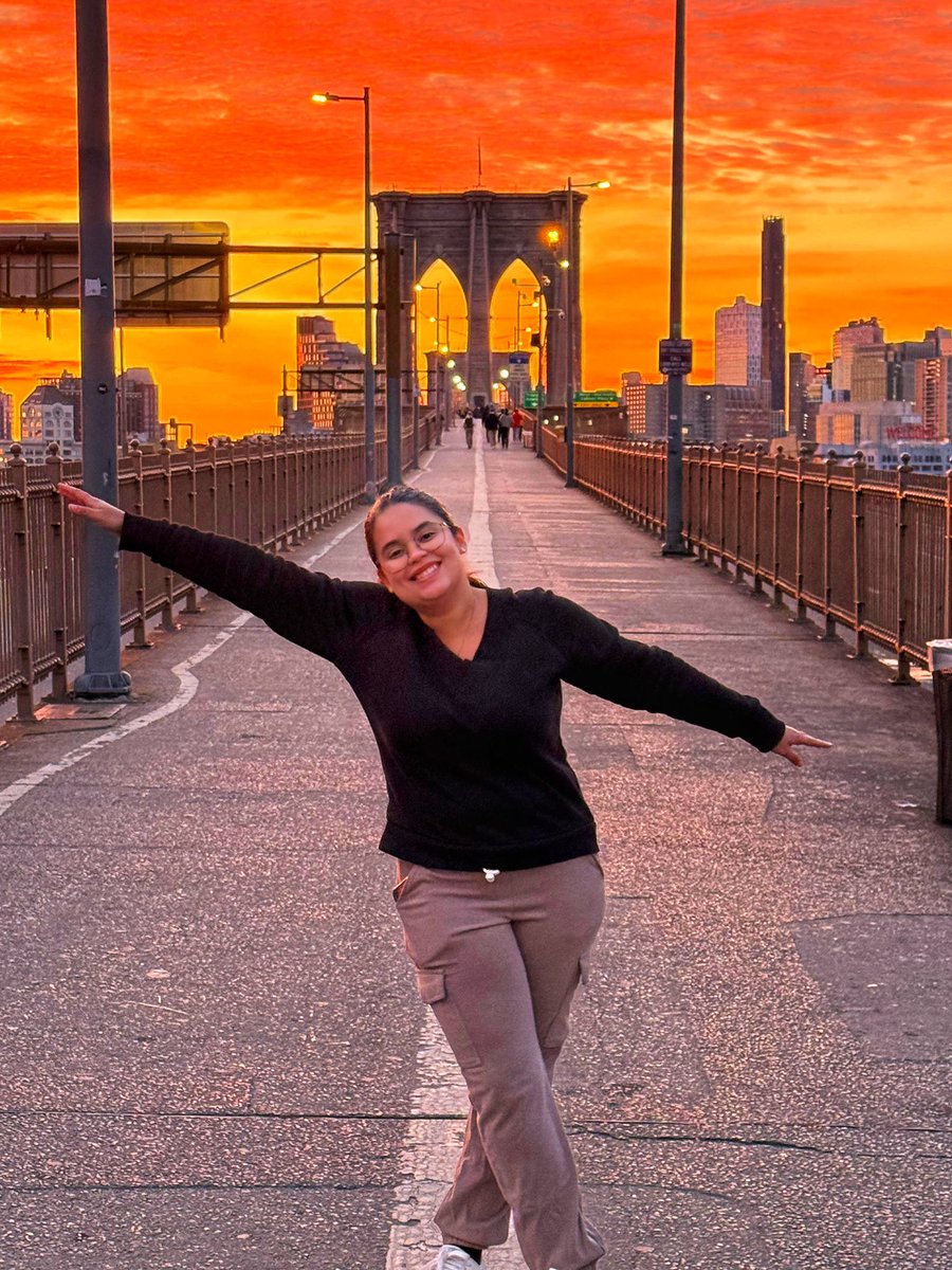 NoemiAcevedo_'s tweet photo. Making the golden weekend golden—ate my weight in bagels and coffee, got lost 10x, and still loved every second. #NYC #GoldenWeekend https://t.co/mpf8KeyNyf