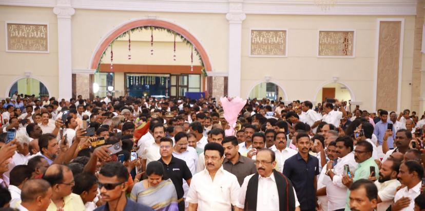 duraivaikooffl's tweet photo. மாண்பும் மகிழ்வும் நிறைந்த என் மகளின் திருமண விழா!

எல்லாம் வல்ல இறைவனின் ஆசியுடன், ஆன்றோர் சான்றோர் பெருமக்களின் அருளுடன், இயற்கையின் பேராதரவுடன், உங்கள் அனைவரின் வாழ்த்துகளுடன், மறுமலர்ச்சி இதயங்கள் இனிக்க இனிக்க வரவேற்பும், தமிழ்ப் பாடல்கள் மணக்க மணக்க திருமணமும் 
பிரமாண்டமாகவும், சீரும் சிறப்போடும், எல்லோர் மனமும் நிறைவாகும் வகையில் நடந்து முடிந்திருக்கிறது. 

இந்த திருமண நிகழ்வை ஒருங்கிணைத்த மற்றும் வருகைத்தந்து வாழ்த்திய  இயக்கத்தோழர்கள் தங்களின் சொந்த மகளுக்கு, சொந்த சகோதரிக்கு, தங்கள் வீட்டு பிள்ளைக்கு நடந்த திருமணத்தைப்போல எண்ணி கலந்துகொண்டதை மணமக்களை வாழ்த்தியதை அவர்கள் ஒவ்வொருவரின் முகமலர்ச்சியில் அறிந்துகொண்டேன். அதனால் நானும் மனமகிழ்ச்சி  கொண்டேன். 

என் அழைப்பை ஏற்று வந்திருந்து வாழ்த்திய தமிழ்நாடு முதலமைச்சர் மாண்புமிகு அண்ணன் மு. க. ஸ்டாலின் அவர்களுக்கும், அவரோடு வந்திருந்த சகோதரி கனிமொழி எம்பி அவர்களுக்கும், முதல்வரின் மருமகன் சகோதரர் சபரீசன் அவர்களுக்கும்,

அன்றைய நாள் இன்னொரு திருமணத்திற்கு சென்றதனால் வர இயலாத போதும், எங்கள் அண்ணா நகர் இல்லத்திற்கே நேராக வந்து மணமக்களை வாழ்த்திய தமிழ்நாடு துணைமுதலமைச்சர் மாண்புமிகு சகோதரர் உதயநிதி ஸ்டாலின் அவர்களுக்கும், மாண்புமிகு அமைச்சர் பெருமக்கள் அனைவருக்கும் என் மனமார்ந்த நன்றியை தெரிவித்து மகிழ்கிறேன். 

தமிழ்நாட்டின் முக்கிய அரசியல் ஆளுமைகள், சட்டமன்ற நாடாளுமன்ற இந்நாள் முன்னாள்  உறுப்பினர்கள், நீதிபதிகள், தொழிலதிபர்கள், சினிமா நட்சத்திரங்கள், கலைதுறையினர், ஊடகவியலாளர்கள் மற்றும் பல்லாயிரக்கணக்கில் தமிழகமெங்கிருந்தும் திரண்டு  வந்திருந்த என் மறுமலர்ச்சி சொந்தங்கள் உங்கள் அனைவருக்கும் என் நெஞ்சார்ந்த நன்றிகளை சமர்ப்பிக்கிறேன். 

ஏழை பணக்காரன் என்ற பாகுபாடோ, சாதி மத பிரிவினையோ, நிர்வாகி தொண்டர்கள் என்ற பார்வையோ எள்ளளவும் அற்ற திருமண விழாவை, அனைவரும் வியந்து பாராட்டும் வண்ணம் நடத்தி முடித்திருக்கிறோம். குறிப்பாக என் மகளும் என் மருமகனும் பெரிதும் சந்தோஷப்பட்டார்கள் என்பது கூடுதல் நிறைவு. 

இயக்கத்தந்தை மாமனிதர் தலைவர் வைகோ அவர்களின் எண்ணப்படி திராவிட இயக்க மாண்பின்வழி சீர்திருத்த முறையில் திருமண வரவேற்பு நிகழ்வையும், என் மகள் மற்றும் மணமகன் வீட்டாரின் விருப்பத்தின் பேரில், இந்து மத முறைப்படி திருமணத்தையும் நடத்தியிருக்கிறோம். அதிலும், பிறமொழி ஆதிக்கத்தை அறவே தவிர்த்து என் விருப்பப்படி தமிழ் மந்திரங்கள் முழங்க நடந்த திருமணம் நம் இல்லத் திருமணம். 

திருமண ஏற்பாட்டில் பல வகைகளில் எனக்கு ஒத்துழைப்பு நல்கிய சென்னை மண்டல மாவட்டக் கழகச் செயலாளர்கள், கழக நிர்வாகிகள், அனைவருக்கும் என் இதயம் நிறைந்த கோடான கோடி நன்றிகளை தெரிவிக்கிறேன். 

குறிப்பாக, இரண்டு நாட்கள் ஊண் உறக்கம் அற்று, பகல் இரவு பாராமல் திருமண நிகழ்வை ஒருங்கிணைத்த திருவள்ளூர் மாவட்டக் கழகச் செயலாளர் அண்ணன் நெமிலிச்சேரி மு.பாபு, வடசென்னை கிழக்கு மாவட்டக் கழகச் செயலாளர் அண்ணன் சு. ஜீவன் MC, தொண்டரணி ஆலோசகர் சகோதரர் பாஸ்கர சேதுபதி, செங்கல்பட்டு வடக்கு மாவட்டக் கழகச் செயலாளர் சகோதரர் மாவை மகேந்திரன், கழக செய்தி தொடர்பாளர் சகோதரர் மின்னல் முகம்மது அலி, திருவேற்காடு நகரச் செயலாளர் சகோதரர் கே.எஸ். பார்த்தீபன், பூந்தமல்லி நகரச் செயலாளர் சகோதரர் பூவை இரா. சங்கர், சமையல் சகோதரர் பெருந்துறை குமார் மற்றும் அவரின் குடும்பத்தினர், அவர்களுக்கு உறுதுணையாக விளங்கிய கங்கா ஸ்வீட்ஸ் அய்யா நல்லையா அண்ணாச்சி, அய்யா சுப்பையா அண்ணாச்சி அவர்களுக்கும், சமையல் மேற்பார்வையிட்ட கழக தோழர்கள், எப்போதும் என் மனம் கவர்ந்த தொண்டரணி தோழர்கள் அனைவருக்கும் என் உணர்வுபூர்வமான நன்றிகளை என் அன்பின் வழி தர கடமைப்பட்டுள்ளேன்.  

இன்னும் இறுகப் பற்றி 
மீண்டும் தங்கள் அனைவருக்கும் 
நன்றி! நன்றி! நன்றி!

அன்புடன்
துரை வைகோ
முதன்மைச் செயலாளர்
மறுமலர்ச்சி திமுக
‘தாயகம்’
சென்னை - 8
11.11.2024