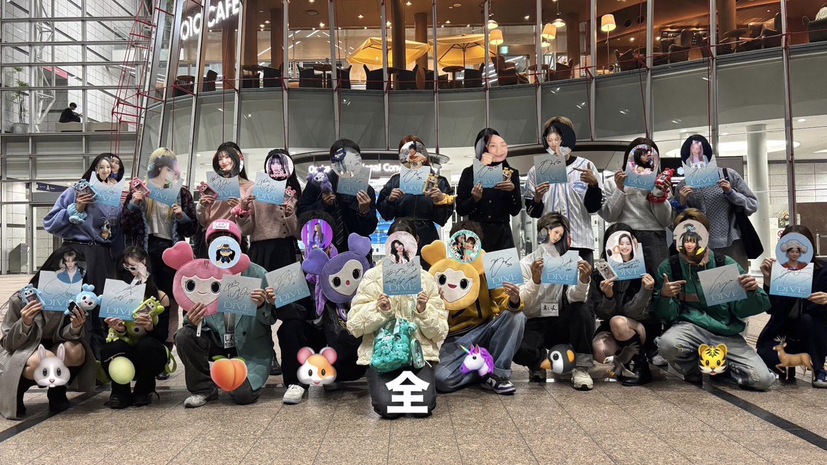 nayeomimi's tweet photo. 2024.11.10

人生で初めてナヨンちゃんとお話出来て、誕生日も祝ってくれて最高やった😭😭💖(10日後)
集合写真も混ぜてもらってめっちゃくちゃ楽しい1日でした~会ってくれた人みんなありがとう🩵

 #TWICE_DIVE  #TWICEサイン会  #twiceリリイベ https://t.co/w7OQpOhsnk