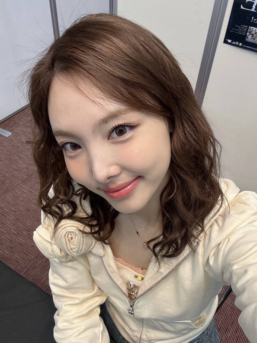 nayeomimi's tweet photo. 2024.11.10

人生で初めてナヨンちゃんとお話出来て、誕生日も祝ってくれて最高やった😭😭💖(10日後)
集合写真も混ぜてもらってめっちゃくちゃ楽しい1日でした~会ってくれた人みんなありがとう🩵

 #TWICE_DIVE  #TWICEサイン会  #twiceリリイベ https://t.co/w7OQpOhsnk