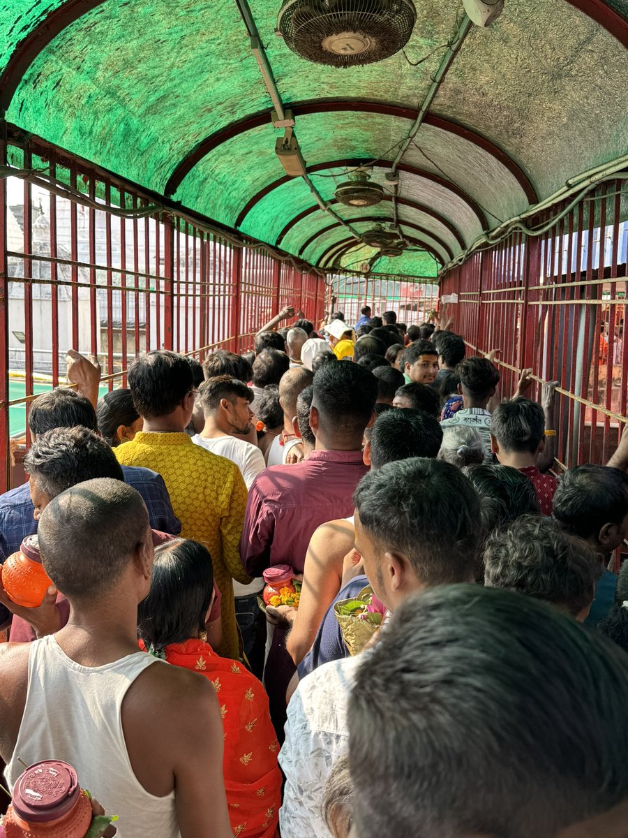 pushkarrawat1's tweet image. #devghar ki unmanaged स्थिति, मंदिर कमेटी और पुलिस प्रशासन फेल इससे बत्तर मंदिर में दर्शन करने की व्यवस्था कहीं नहीं देखी @BJP4Jharkhand @ZeeBiharNews @JharkhandCMO @JharkhandPolice @jhar_governor संज्ञान लें व्यवस्था ठीक करे