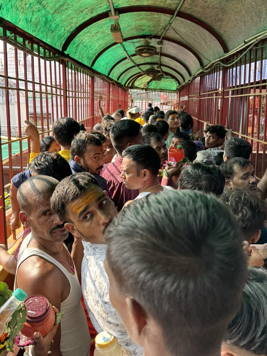 pushkarrawat1's tweet image. #devghar ki unmanaged स्थिति, मंदिर कमेटी और पुलिस प्रशासन फेल इससे बत्तर मंदिर में दर्शन करने की व्यवस्था कहीं नहीं देखी @BJP4Jharkhand @ZeeBiharNews @JharkhandCMO @JharkhandPolice @jhar_governor संज्ञान लें व्यवस्था ठीक करे