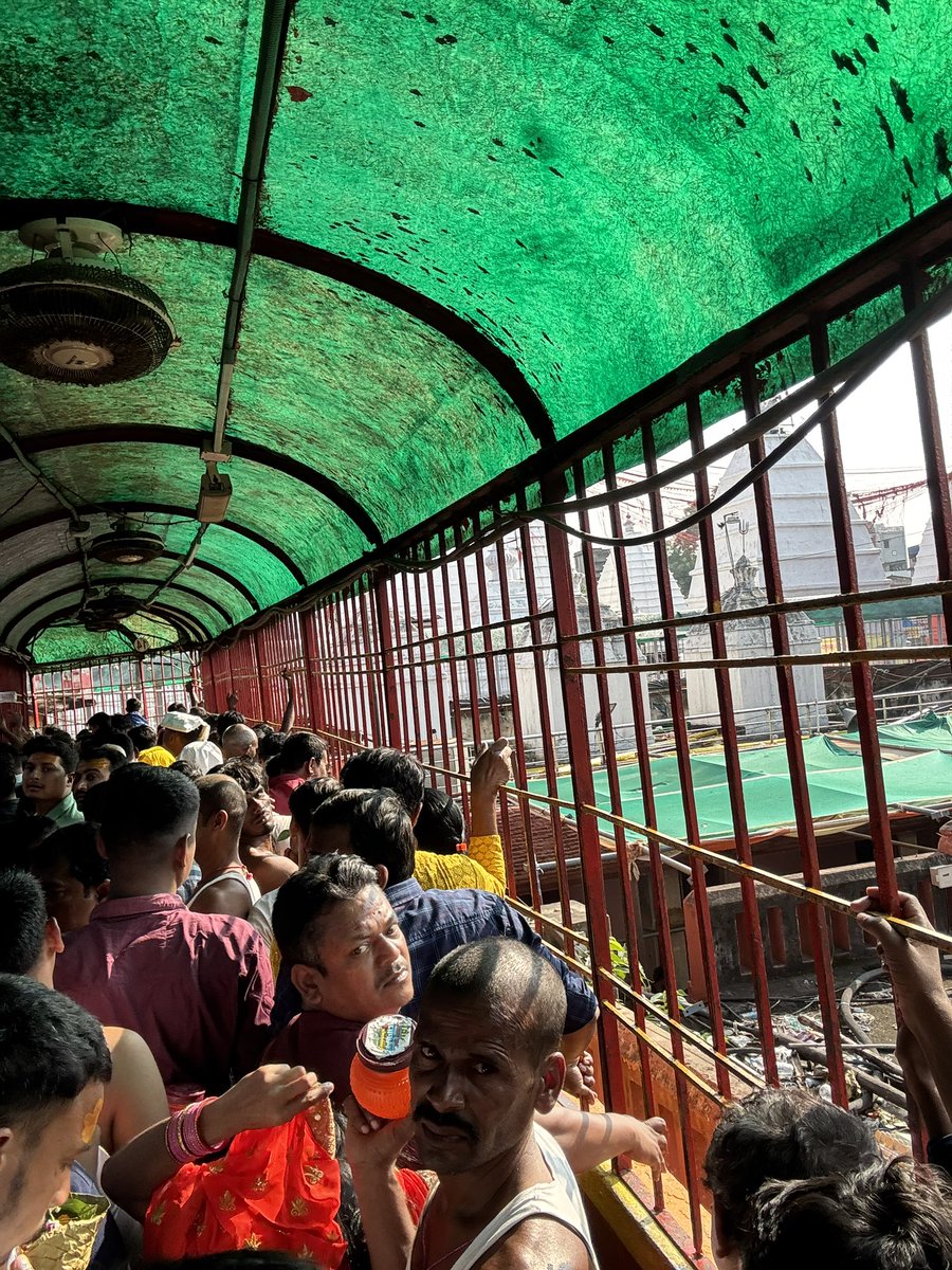 pushkarrawat1's tweet image. #devghar ki unmanaged स्थिति, मंदिर कमेटी और पुलिस प्रशासन फेल इससे बत्तर मंदिर में दर्शन करने की व्यवस्था कहीं नहीं देखी @BJP4Jharkhand @ZeeBiharNews @JharkhandCMO @JharkhandPolice @jhar_governor संज्ञान लें व्यवस्था ठीक करे