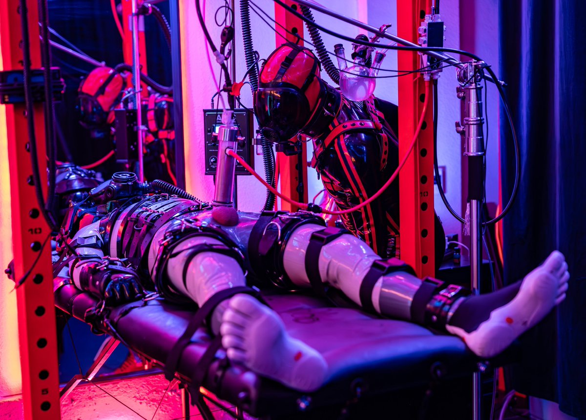 Oh my! <a href="/PupZuki/">🐾Zuki@Chicago Fetish Weekend</a> really knows how to fill up a receiver! 😳

📷: <a href="/ToyShiny/">ShinyToy</a>