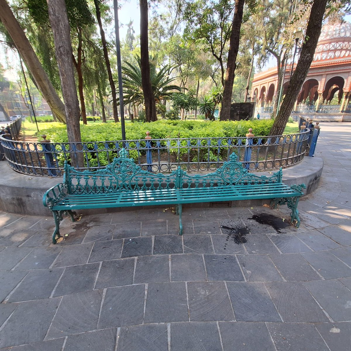 ateneacabre's tweet photo. @AlcCuauhtemocMx @AlessandraRdlv solicitamos más vigilancia en las alameda de Santa María la Ribera, están robando las bancas por pedazos; las bancas son originales de la época porfirista con más de 100 años de antigüedad; gracias! https://t.co/PD3uKQlKa3
