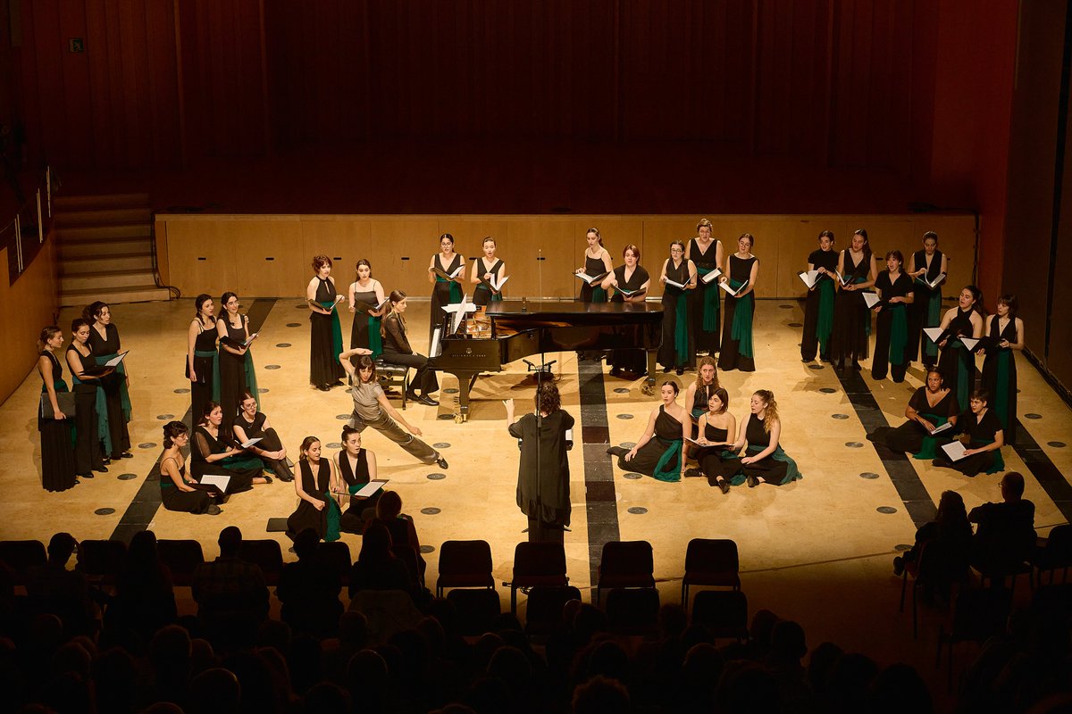 CorNoies OrfeóCatalà (@cordenoies) on Twitter photo Ahir, 'Primfila, primfila' al <a href="/palaumusicacat/">Palau de la Música Catalana</a>!🙌🏼
Vam interpretar peces de compositors catalans, amb els balls de Raquel Gualtero, la direcció escènica d'<a href="/AnnaRomani_84/">Anna Romaní</a>, la pianista <a href="/MariaMauriF/">Maria Mauri Fàbregas</a> i la directora Montse Meneses
📅Propera parada: Amer (17/11)
©️Mario Wurzburger Ahir, 'Primfila, primfila' al <a href="/palaumusicacat/">Palau de la Música Catalana</a>!🙌🏼
Vam interpretar peces de compositors catalans, amb els balls de Raquel Gualtero, la direcció escènica d'<a href="/AnnaRomani_84/">Anna Romaní</a>, la pianista <a href="/MariaMauriF/">Maria Mauri Fàbregas</a> i la directora Montse Meneses
📅Propera parada: Amer (17/11)
©️Mario Wurzburger