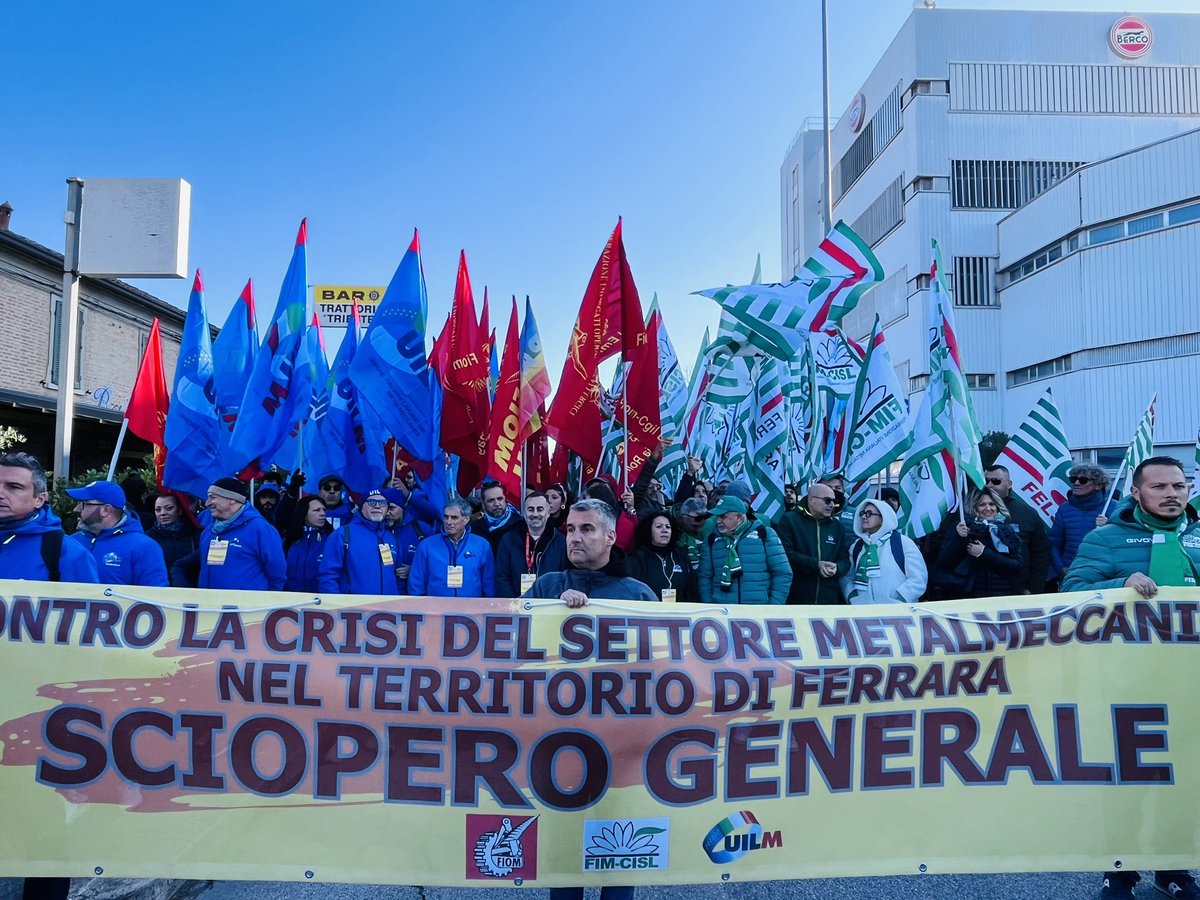 fiomnet's tweet photo. 🔴📣 CONTRO LA CRISI DEL SETTORE METALMECCANICO DEL TERRITORIO DI FERRARA
🚩🚩🚩 #scioperogenerale
Fim, #Fiom, Uilm manifestano a #Copparo per difendere l’industria, dalla Berco al Petrolchimico.
@Depalma_michele
@CgilFerrara https://t.co/HSbK7lP1KV
