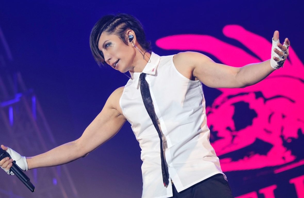 g_lovers7's tweet photo. GACKTさんやばすぎる…
◁14年前の兄貴／昨日の兄貴▷ https://t.co/0qyDLuxPBo