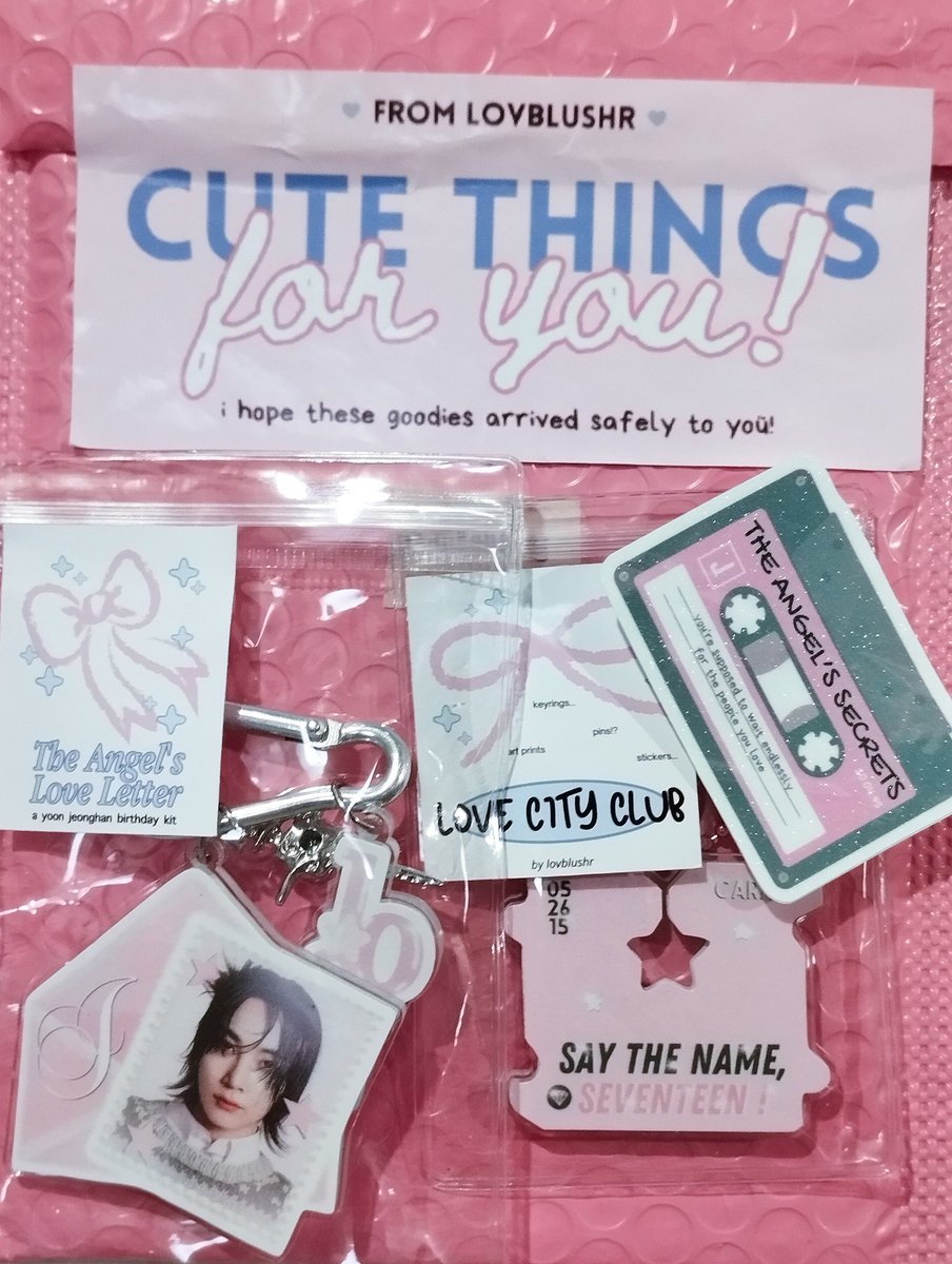 ujihanboos's tweet photo. first time getting @lovblushr keyrings so i was surprised that they're big, and i like it!
i also got the sword for the random charm so i'm loving its contrast with the pink and cutesy vibes (which reminds me of jeonghan himself) π©·
tysm! #chiceipt https://t.co/YpfxCMVFOS