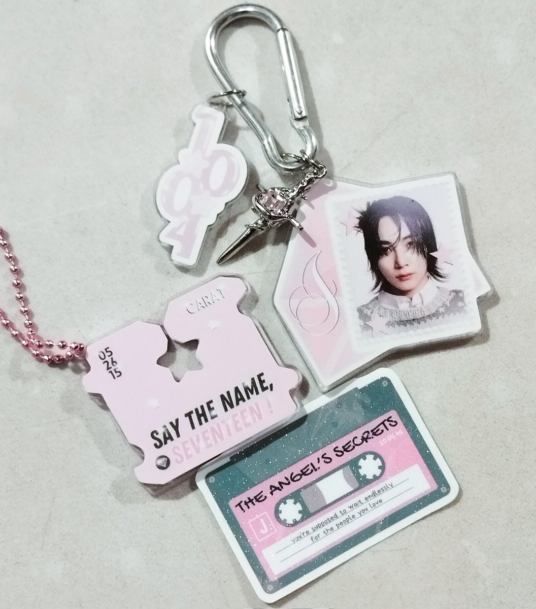 ujihanboos's tweet photo. first time getting @lovblushr keyrings so i was surprised that they're big, and i like it!
i also got the sword for the random charm so i'm loving its contrast with the pink and cutesy vibes (which reminds me of jeonghan himself) π©·
tysm! #chiceipt https://t.co/YpfxCMVFOS