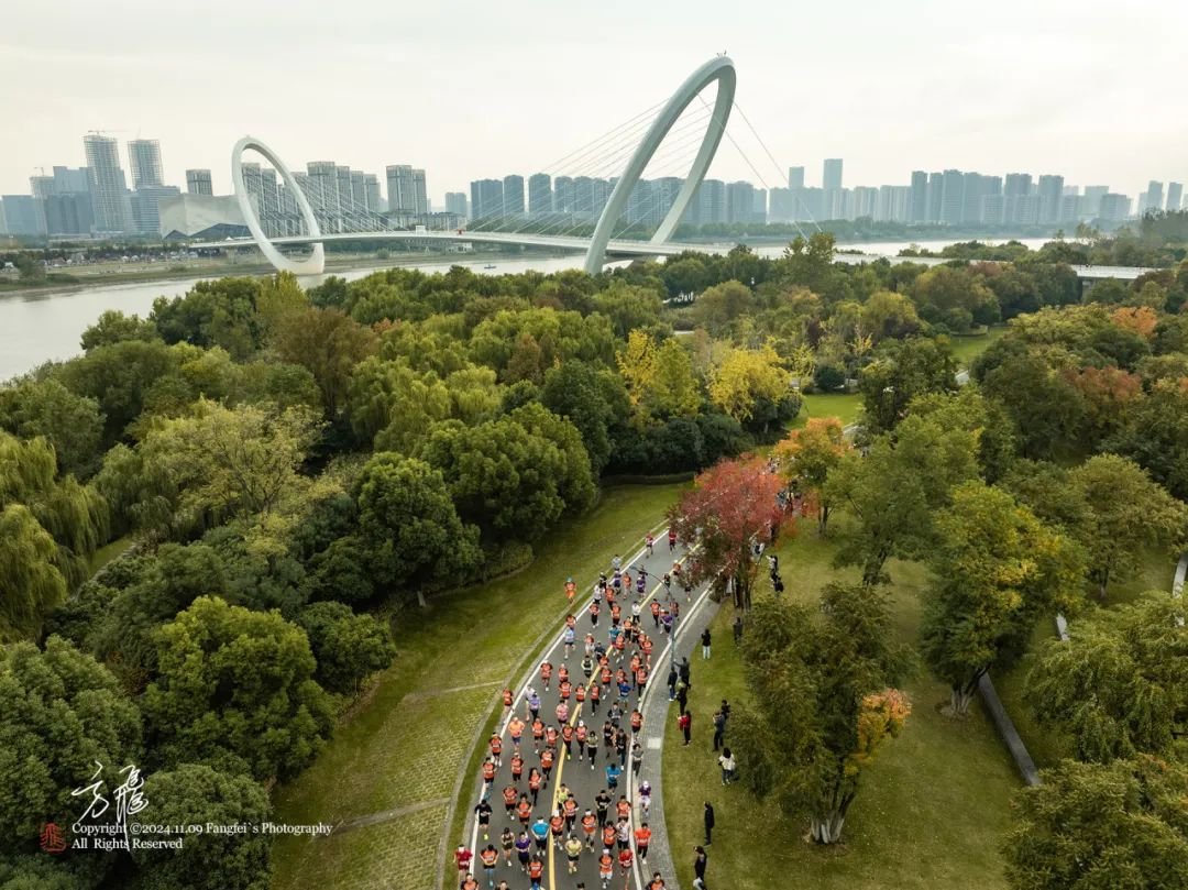 SNECONANJING's tweet photo. Get set, go!🏃🏃‍♂️🏃‍♀️ Excitement filled the air as the 2024 sundown Nanjing Half #Marathon commenced on Nov 9 at the #Singapore #Nanjing Eco Hi-tech Island. With 5,000 runners taking part, they enjoyed the thrill😍 of the run while relishing the picturesque scenery along the route.🌲 Let's check out some of the event's highlights!🌟👇 

#nanjingsundownmarathon2024 #sundownmarathon2024