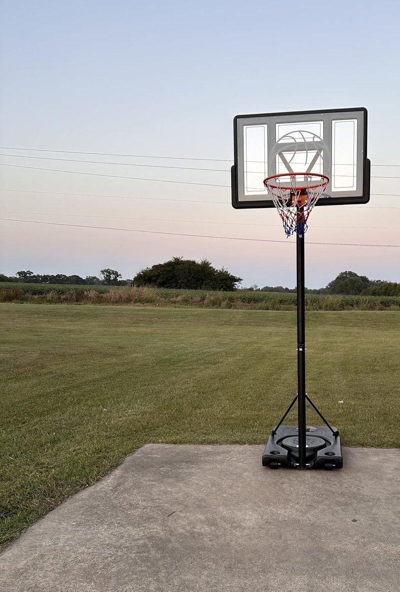 Yohoodofficial's tweet photo. Freedom to shoot hoops anywhere! 🏀🌳 Set up this portable basketball hoop wherever your game takes you—driveway, backyard, or even out in the field. 

#BasketballGoals #PlayOutside #Yohood #kidsactivities #outdoorfun https://t.co/0cuHKtbzP6