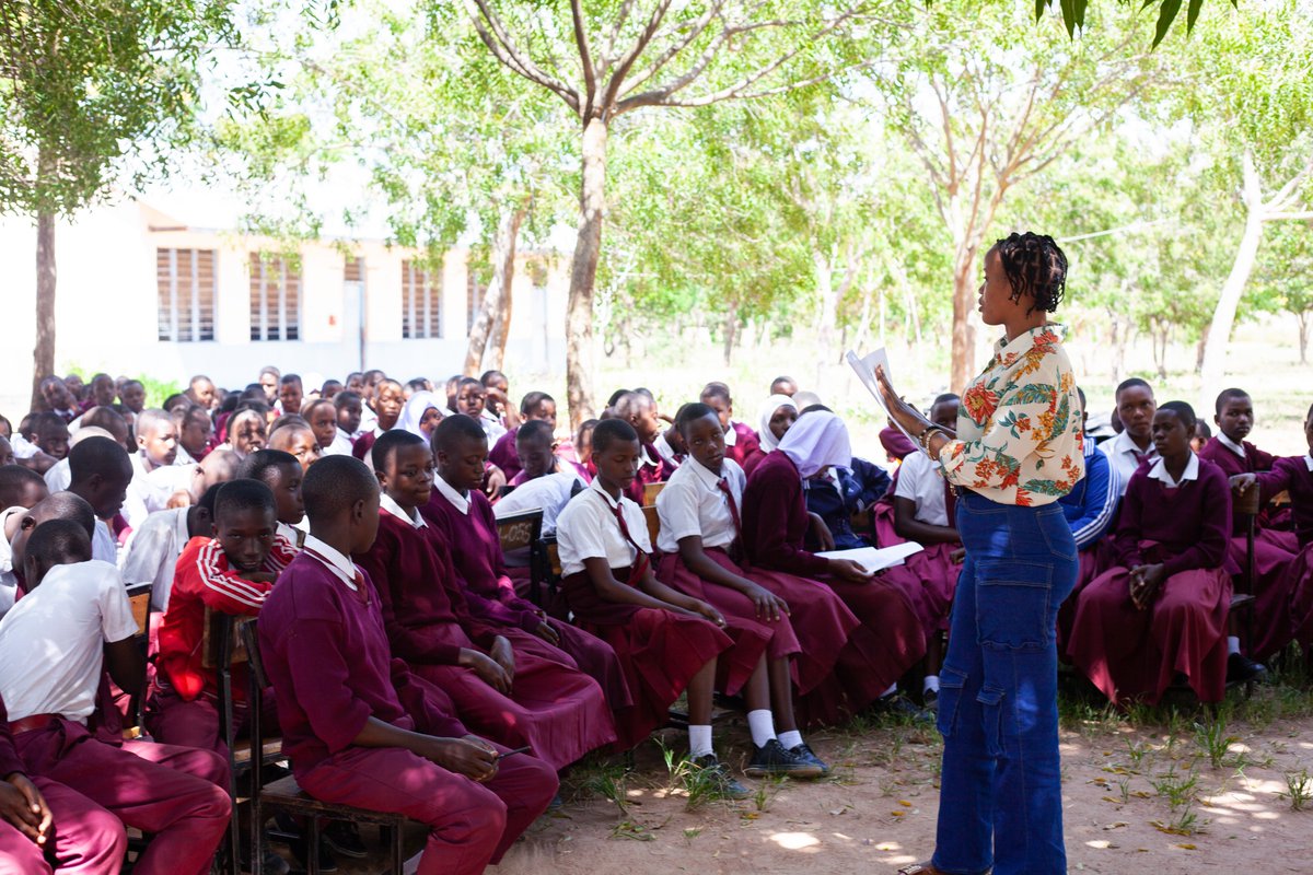 WomenFund_TZ's tweet photo. "Watoto wakijengewa uwezo wanaweza kujilinda na kulinda wenzao dhidi ya unyanyasaji na vitendo vya ukatili. "Ulinzi wa Mtoto ni Jukumu letu sote"
#Keepingchildrensafeproject
#Fundingwomensrights
#Fundingchildrensrights
#yawe https://t.co/BB32b88SkR