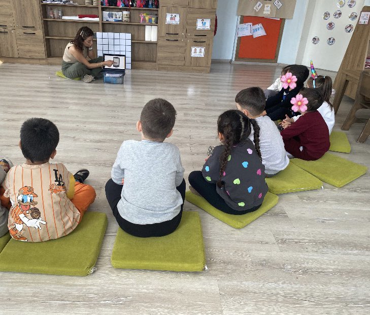 1001 Proje kapsamında öğretmen ve araştırmacılardan oluşan TATBİK ekibi ve Robobax şirketi ile işbirliği içinde yeniden tasarladığımız robotumuz, TATBİK ekibimizde yer alan öğretmenlerimiz Vilayetler Hizmet Birliği Anaokulu’nda sevgili öğrenciler ile ilk denemelerini yaptı🎉